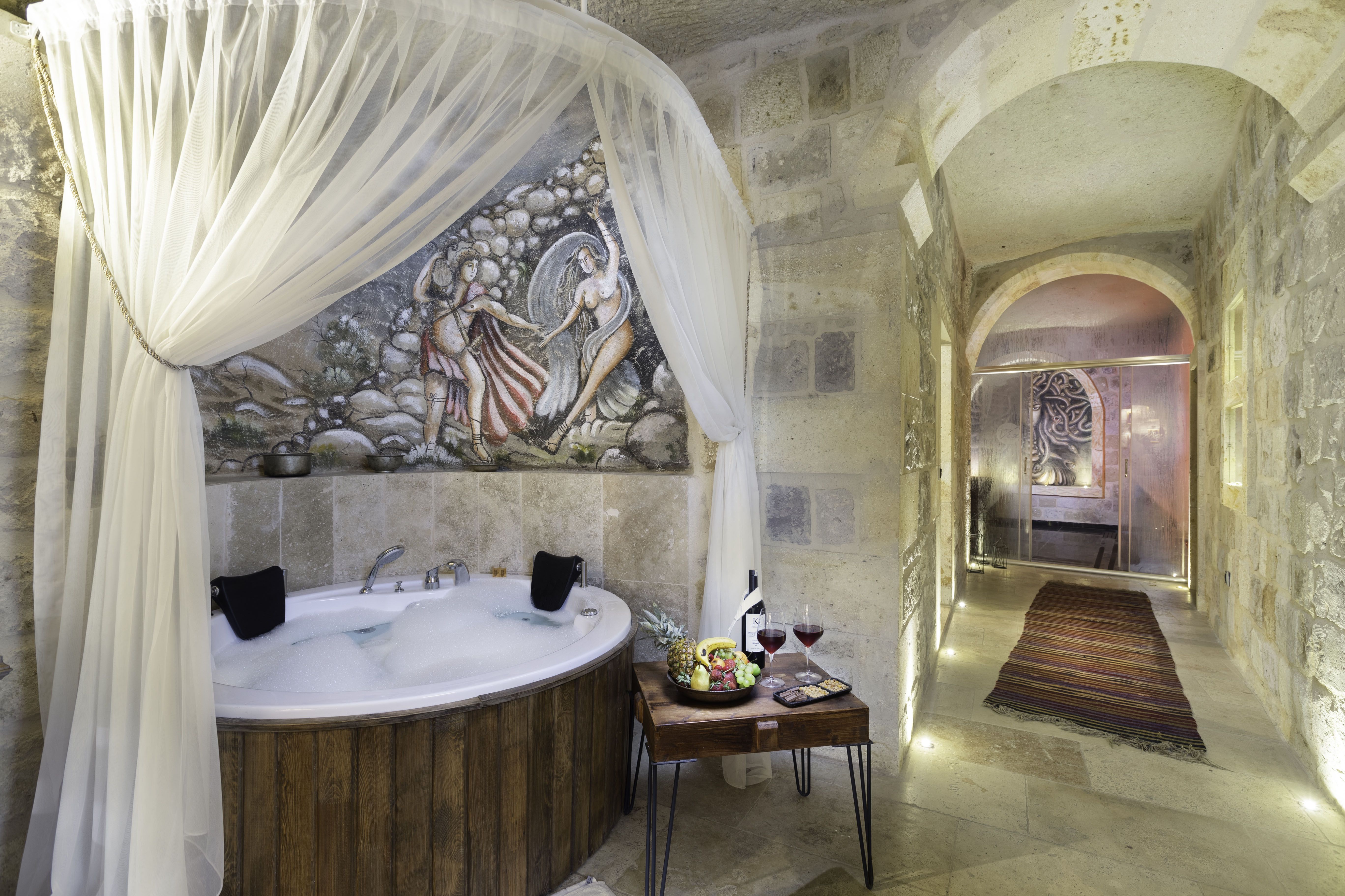 SUPERIOR POOL SUITE WITH JACUZZI