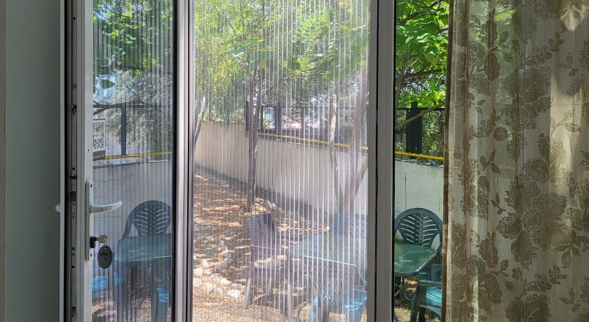 VILA 7-APARTAMENT 1- PARTER CU TERASA SI VEDERE SPRE CURTE