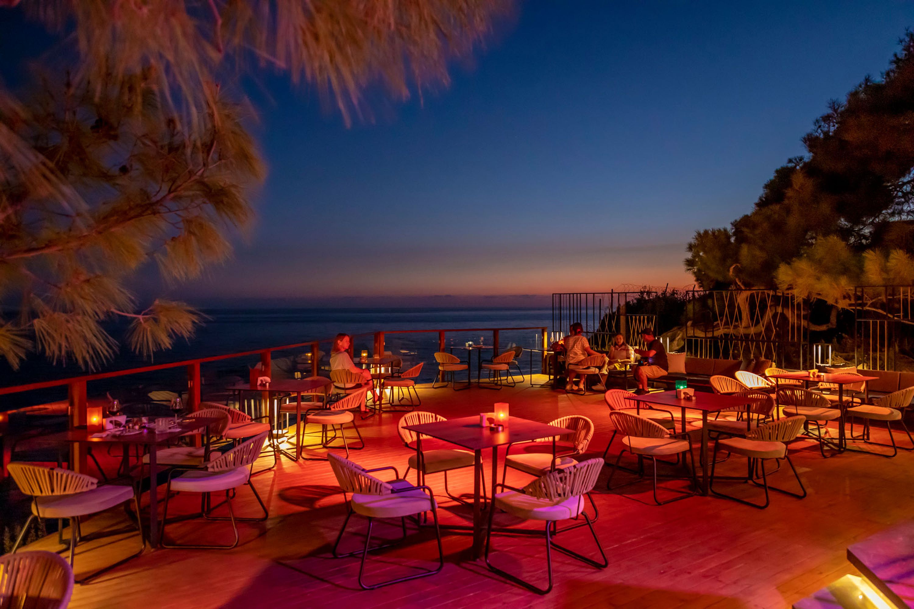 THE VINEYARD LOUNGE