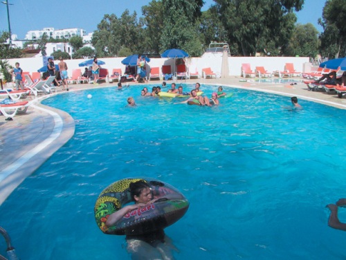 Hotel Salinas Beach piscina.jpg
