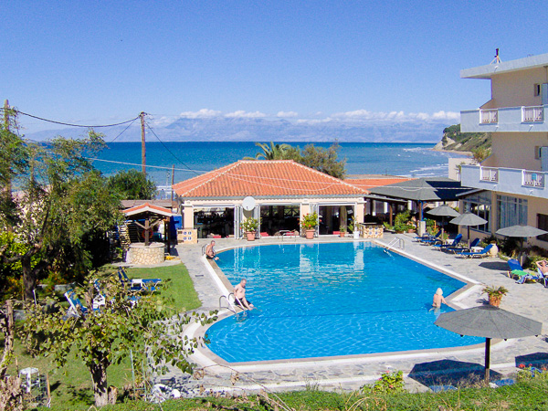 Corfu, Hotel Livadi Nafsika, piscina exterioara, mare.jpg