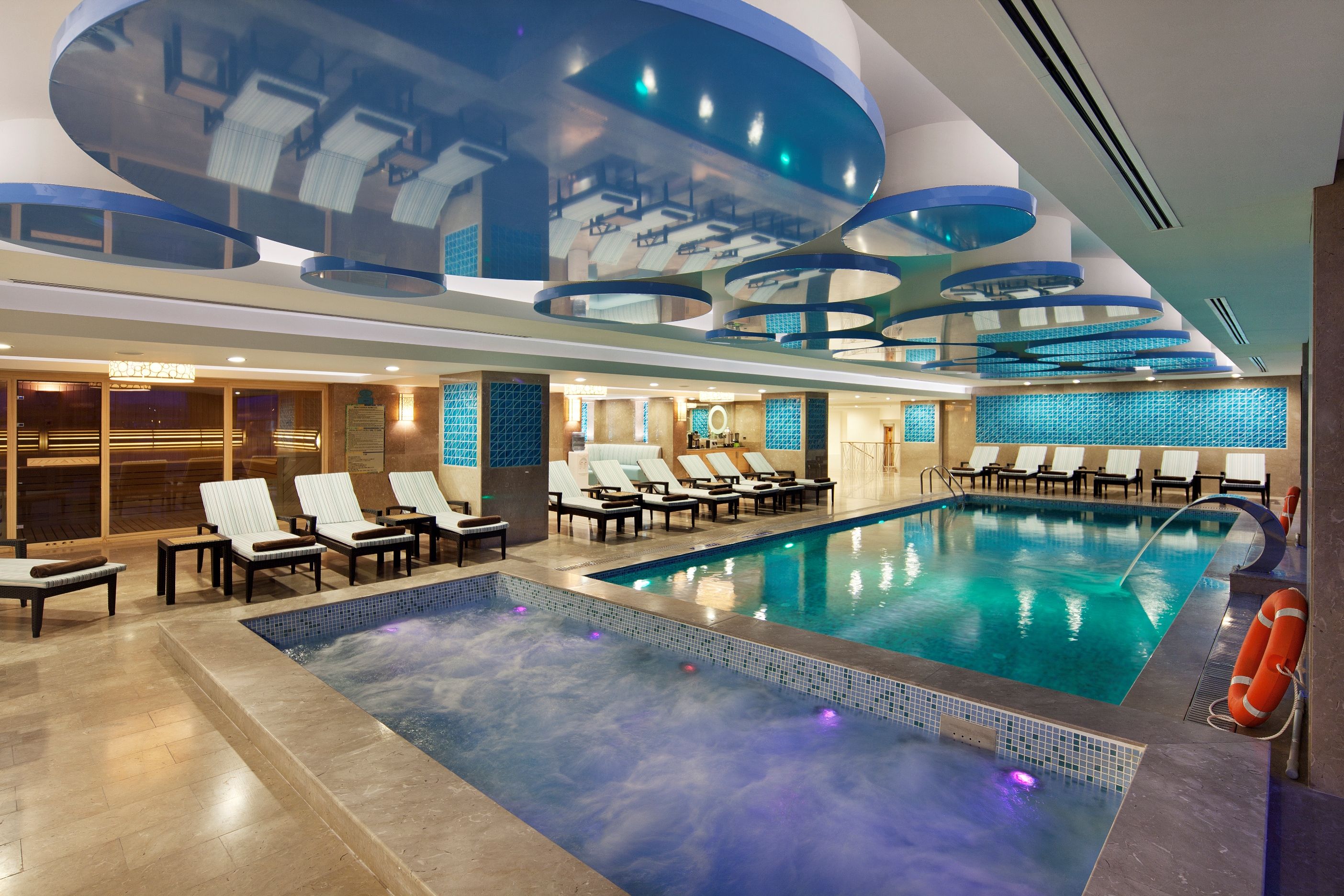 Piscină interioară