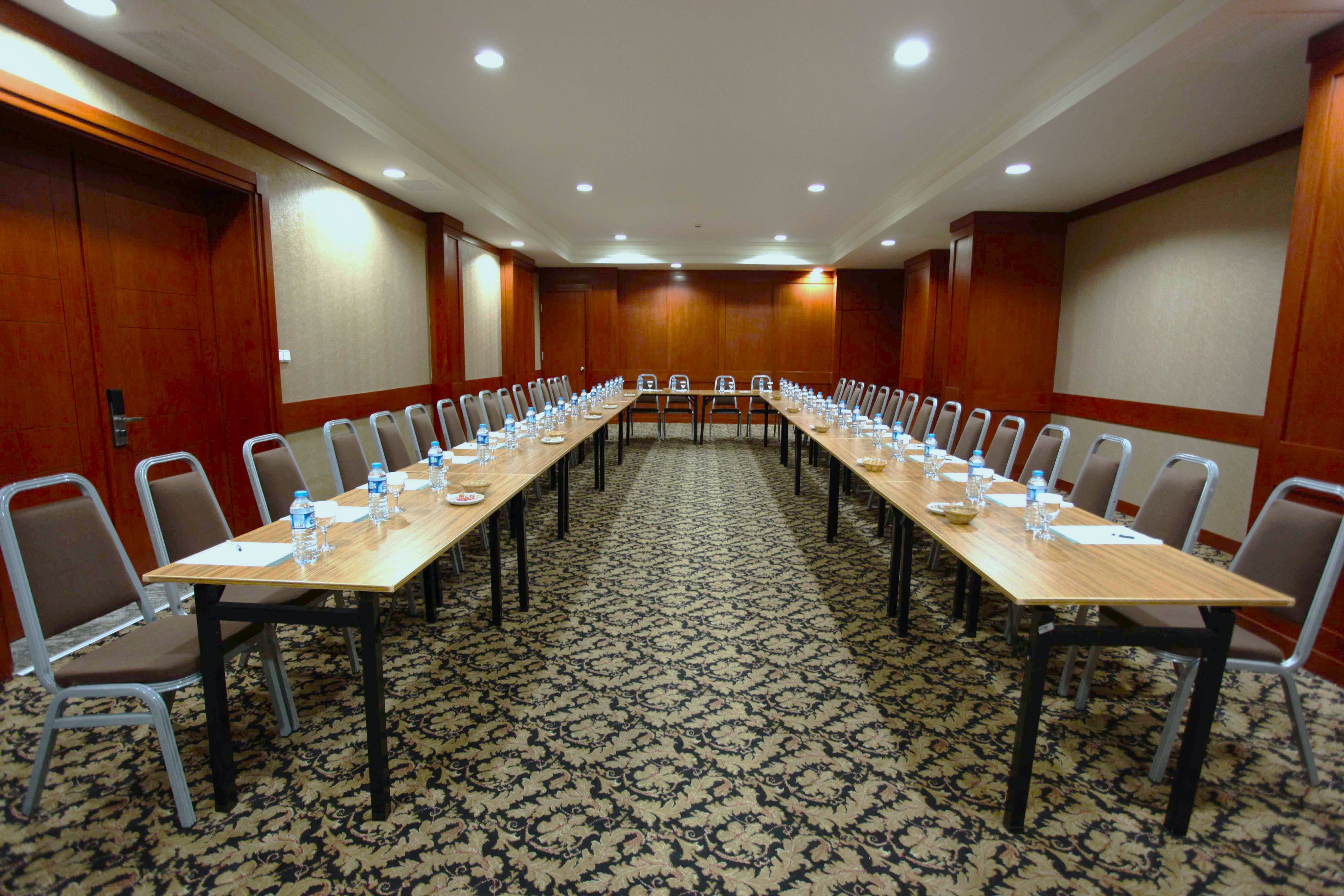MICE (servicii de organizare de întâlniri, conferințe, alte evenimente)