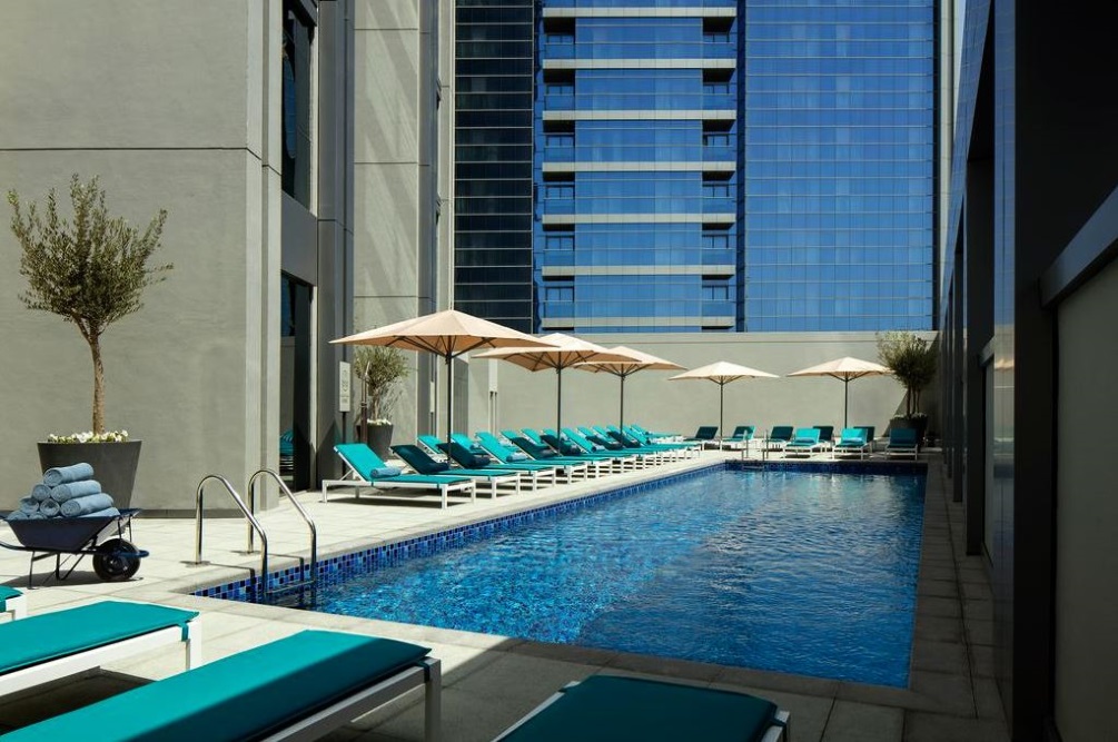 Hotel Rove Dubai Marina, piscina exterioara.JPG