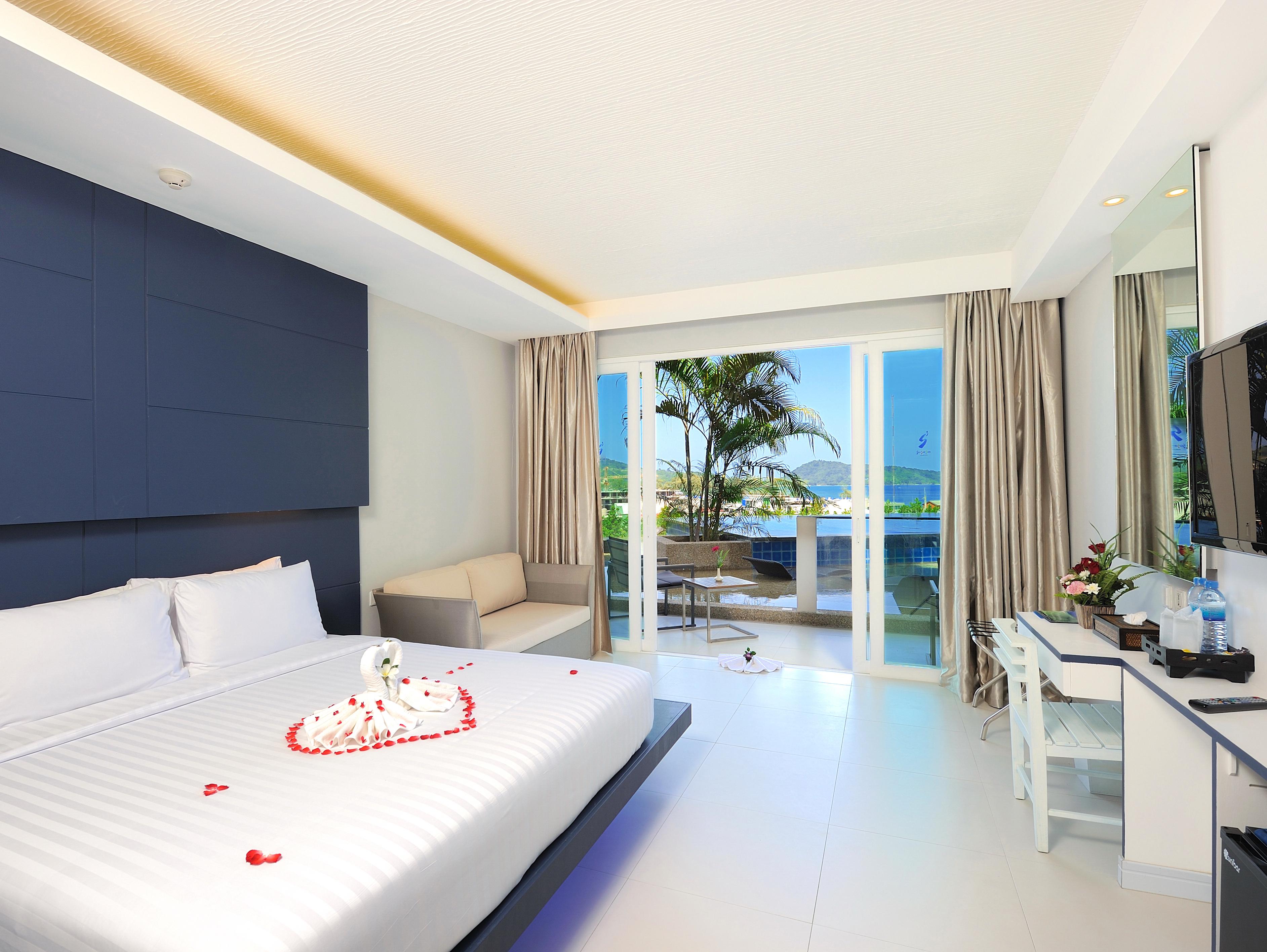 DELUXE POOLSIDE ROOM