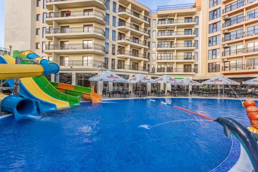 8.Outdoor Pool _ Prestige Hotel & Aquapark (1).jpg