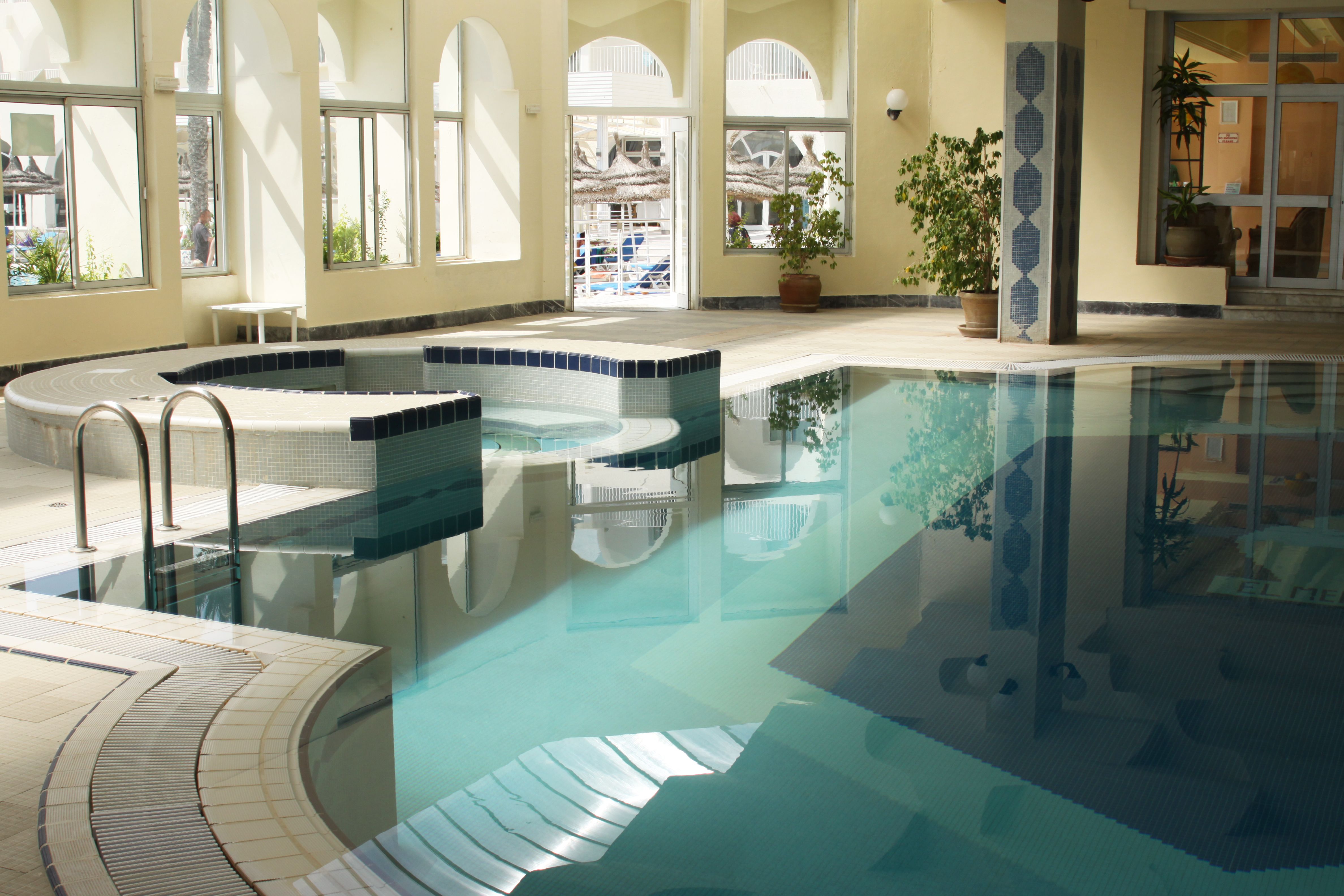 Piscină interioară