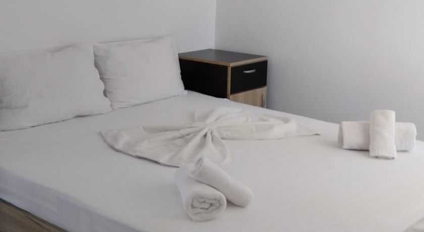 CAMERA ECONOMY 11- ETAJ 1 IN CLADIREA DIN PIATRA CU BALCON 