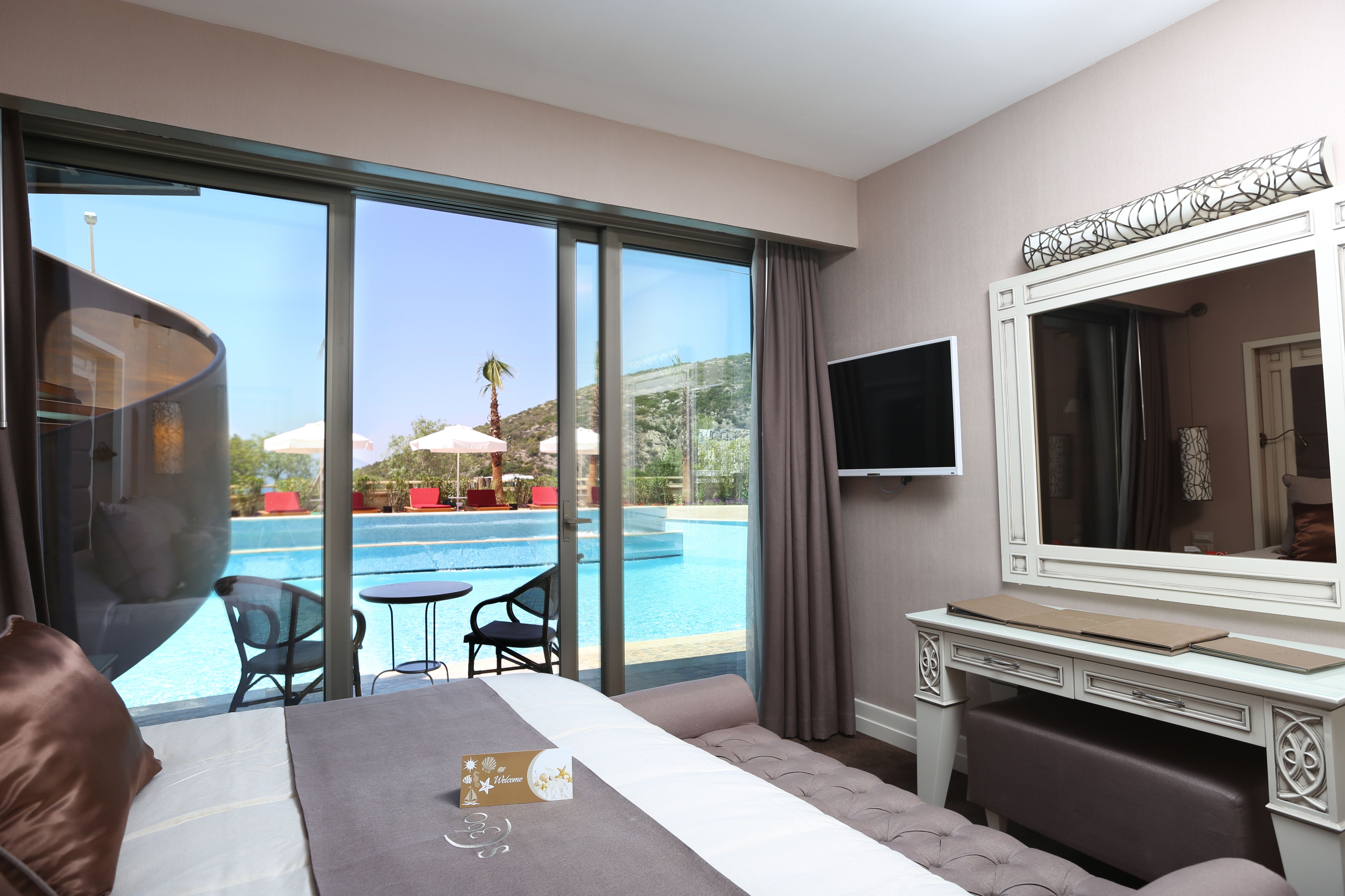 deluxe pool room
