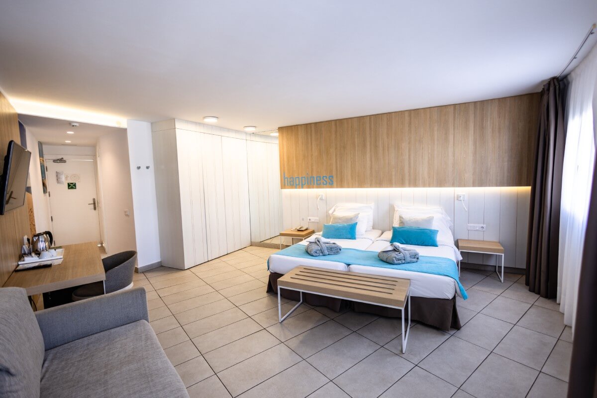 SUPERIOR DOUBLE ROOM WITH BALCONY LIMITED SEA VIEW