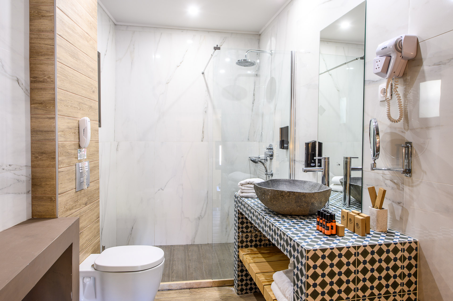 Luxury One-Bedroom Suite Inland View