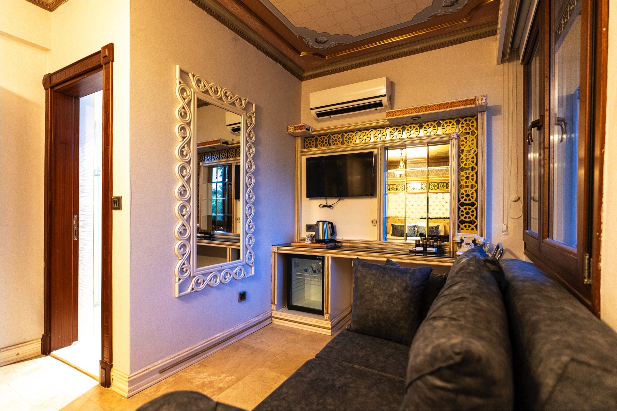 DELUXE ROOM