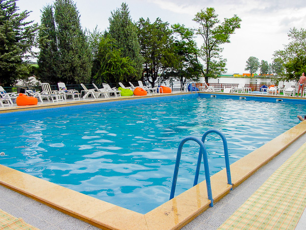 Jupiter, Hotel Majestic, piscina exterioara, sezlonguri.jpg