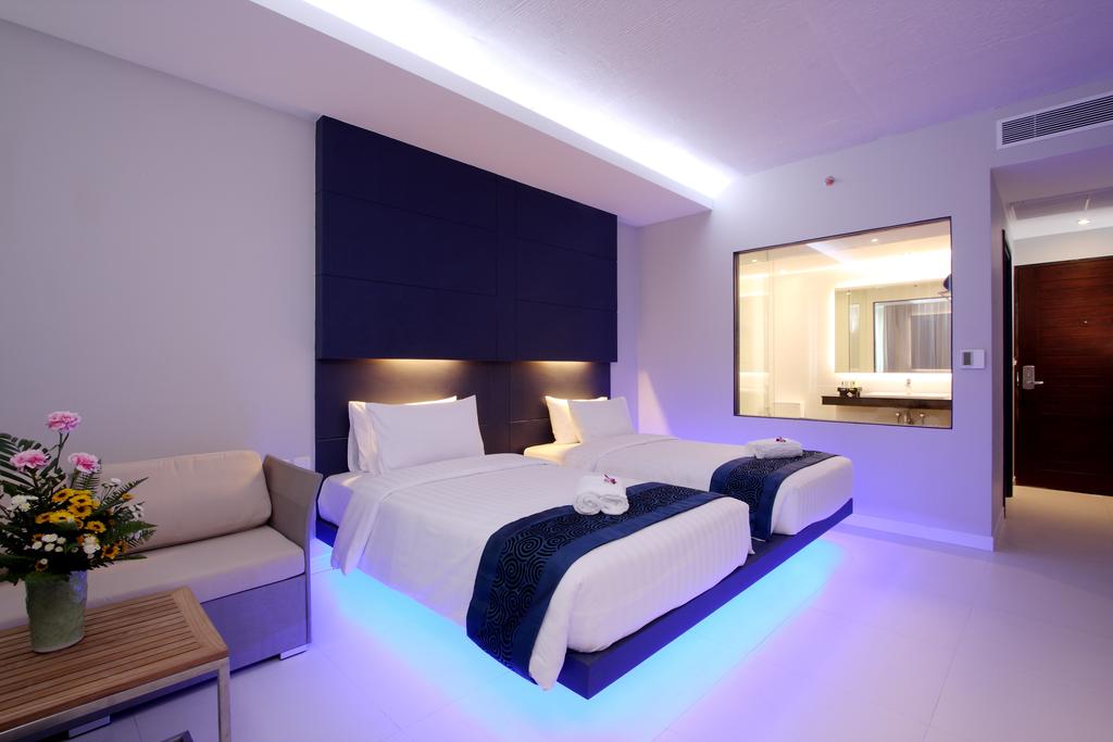 DELUXE ROOM
