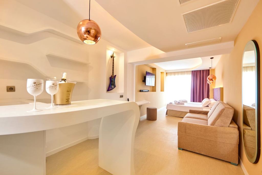 SU - SUITE 
