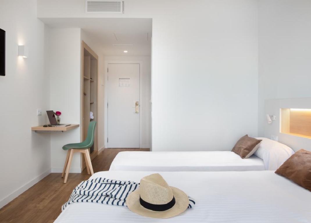 DOUBLE ROOM