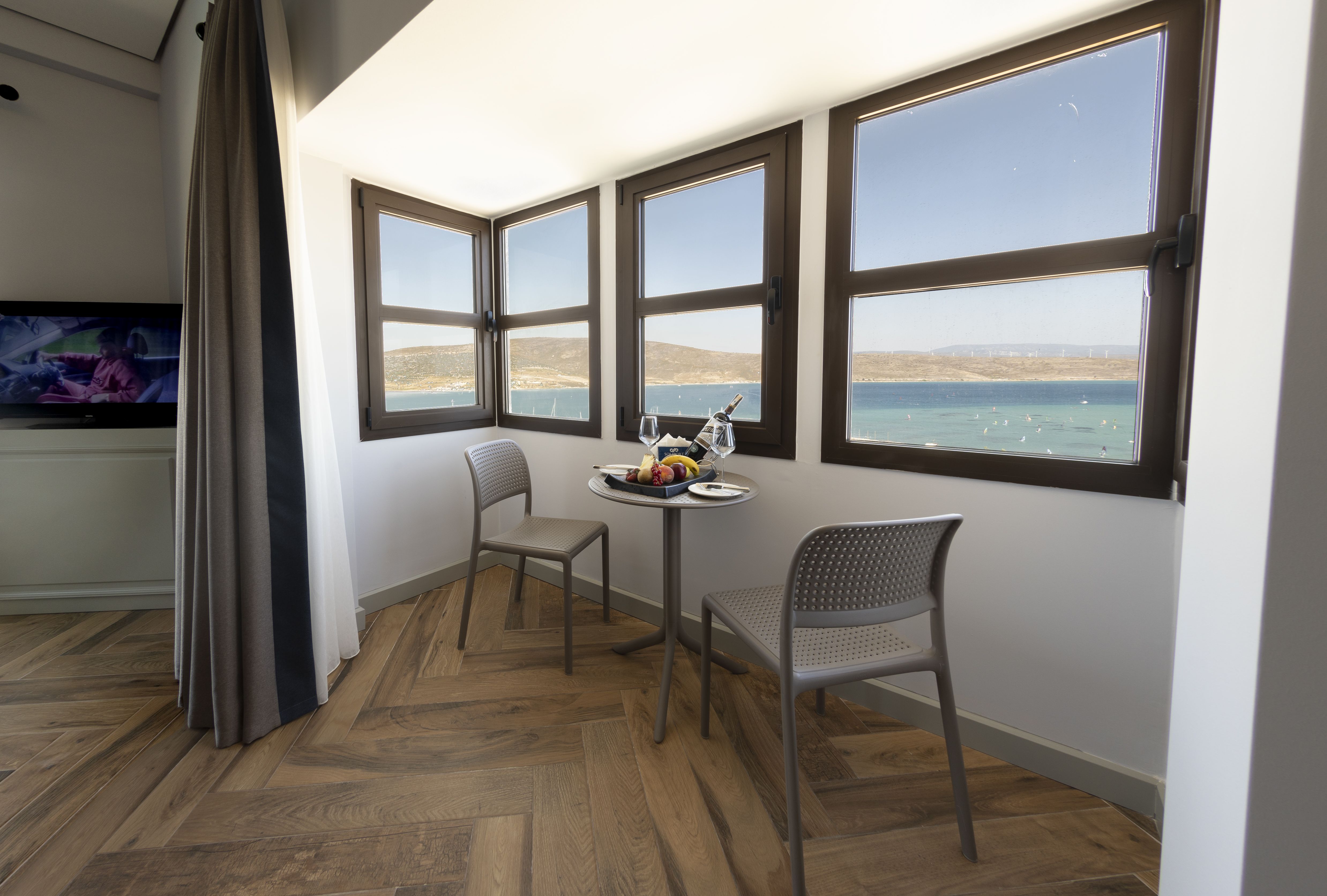 CORNER SUITE 