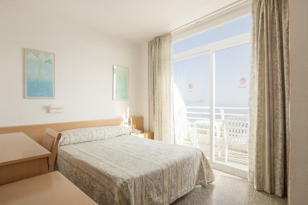 STANDARD ROOM LATERAL SEA VIEW BALCONY