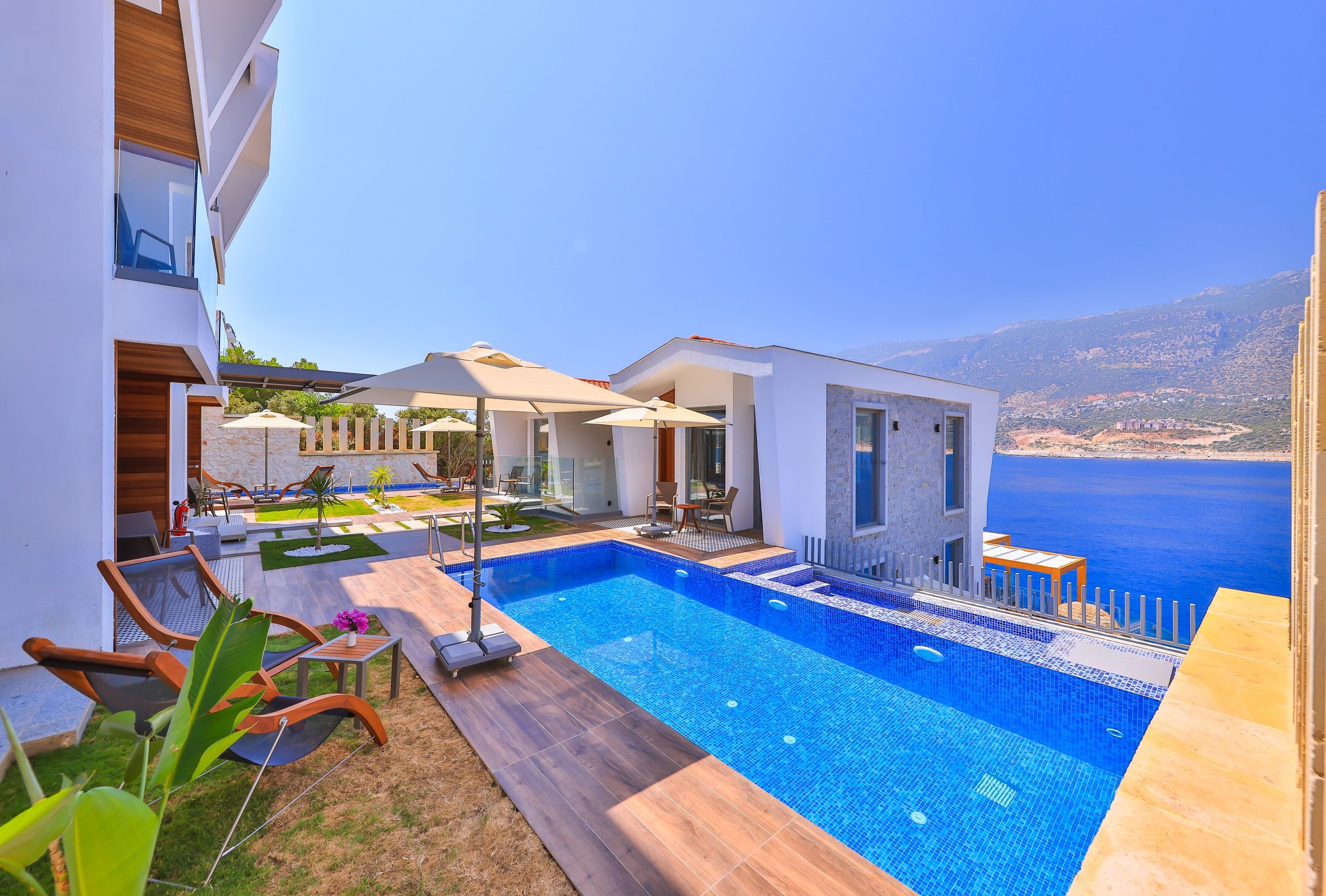 EXECUTIVE ROOM WITH POOL AND PARTIAL SEA VIEW