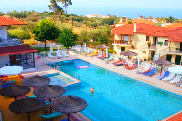 Halkidiki, Hotel Medousa, exterior, piscina, hotel, sezlonguri.jpg