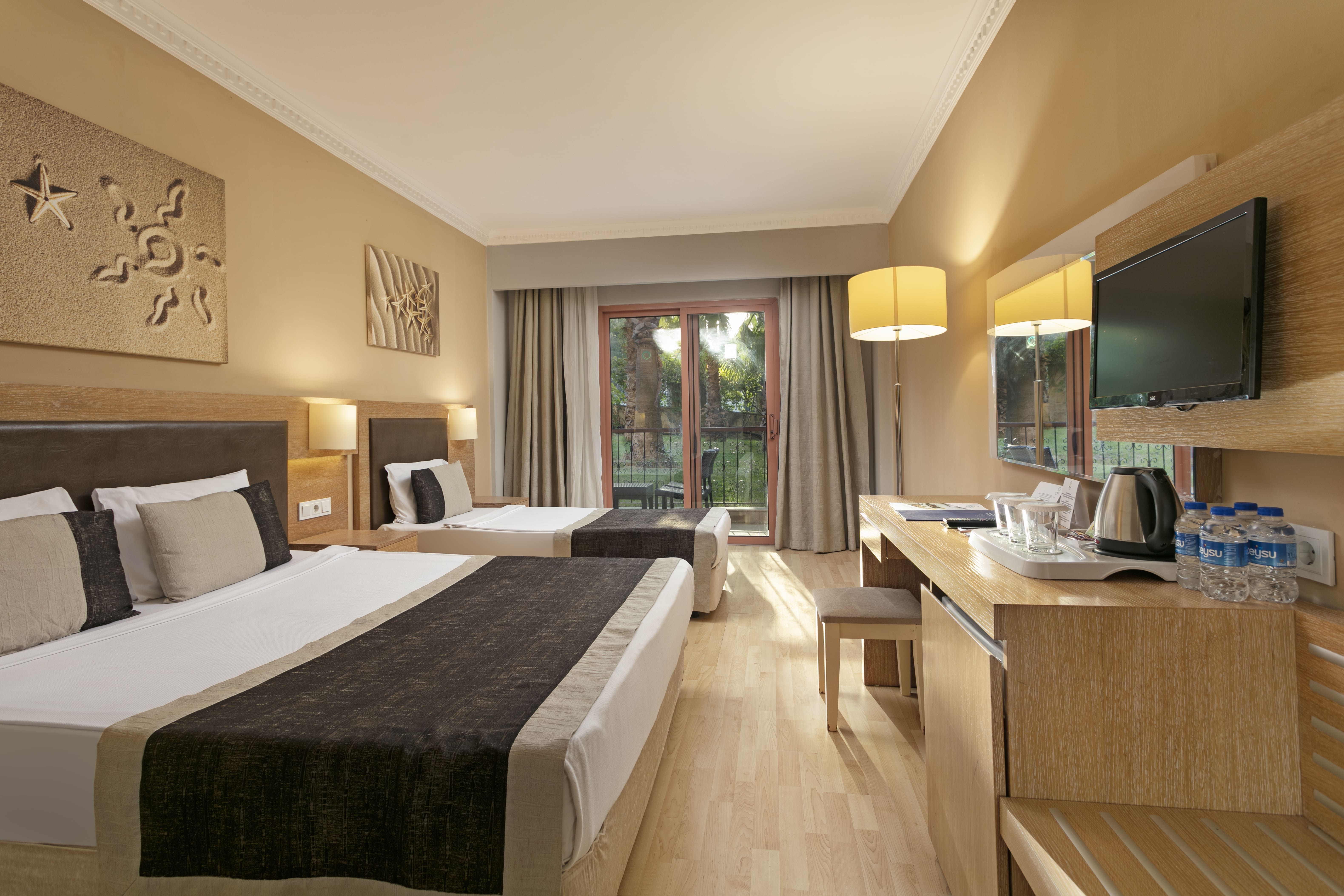 LARGE ROOM 