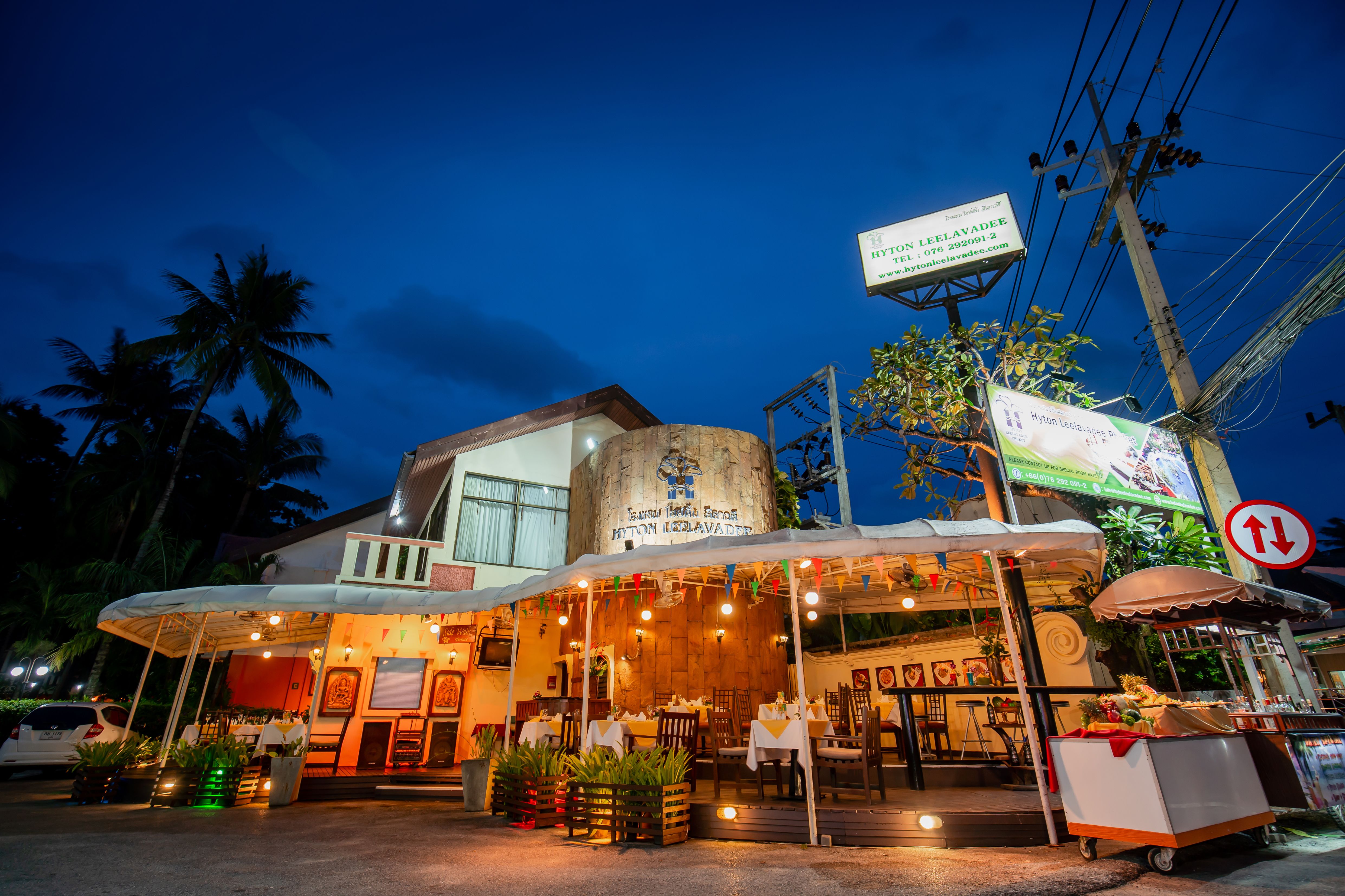 SIDE WALK TERRACE