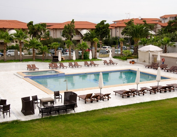 Halkidiki, Hotel Hanioti Melathron, piscina exterioara, sezlonguri.jpeg