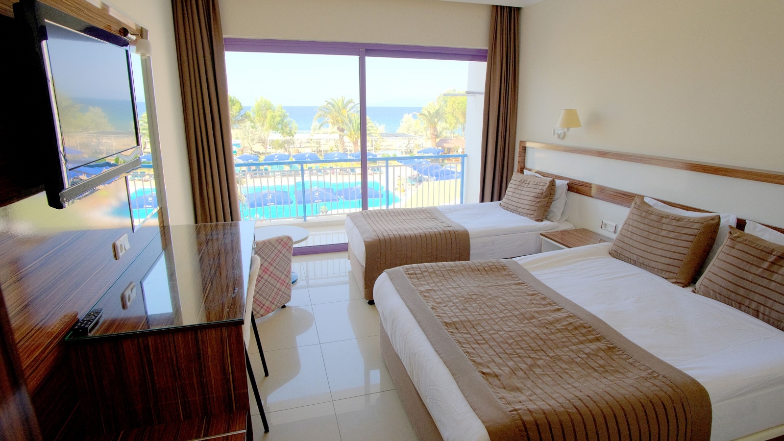 Deluxe Deniz Manzaralı ve Balkonlu Oda 