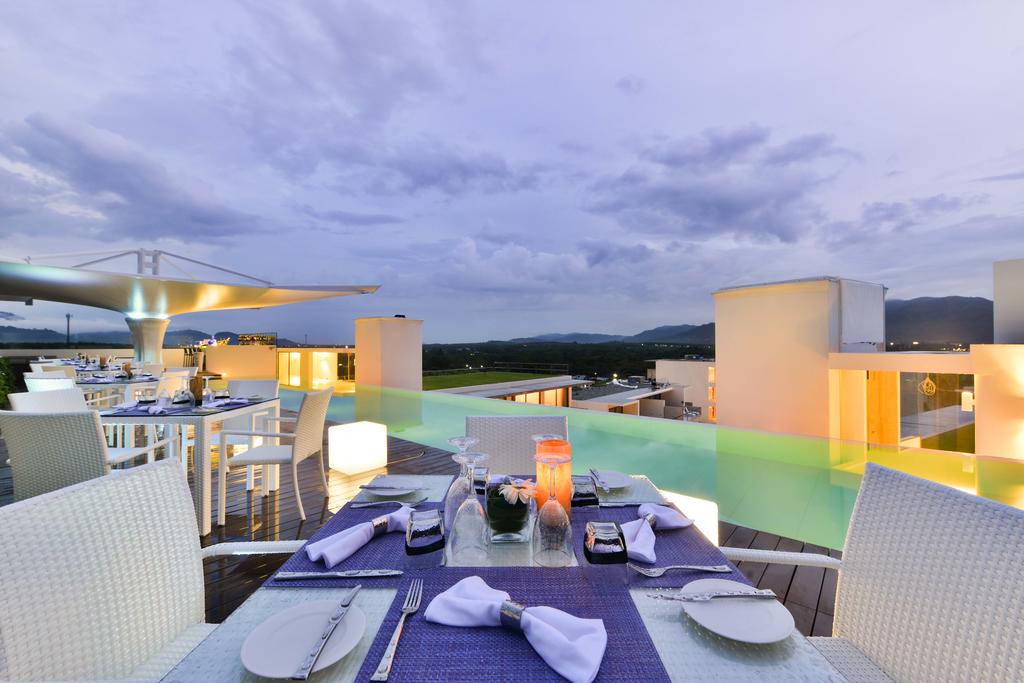 SWIM-UP POOL BAR