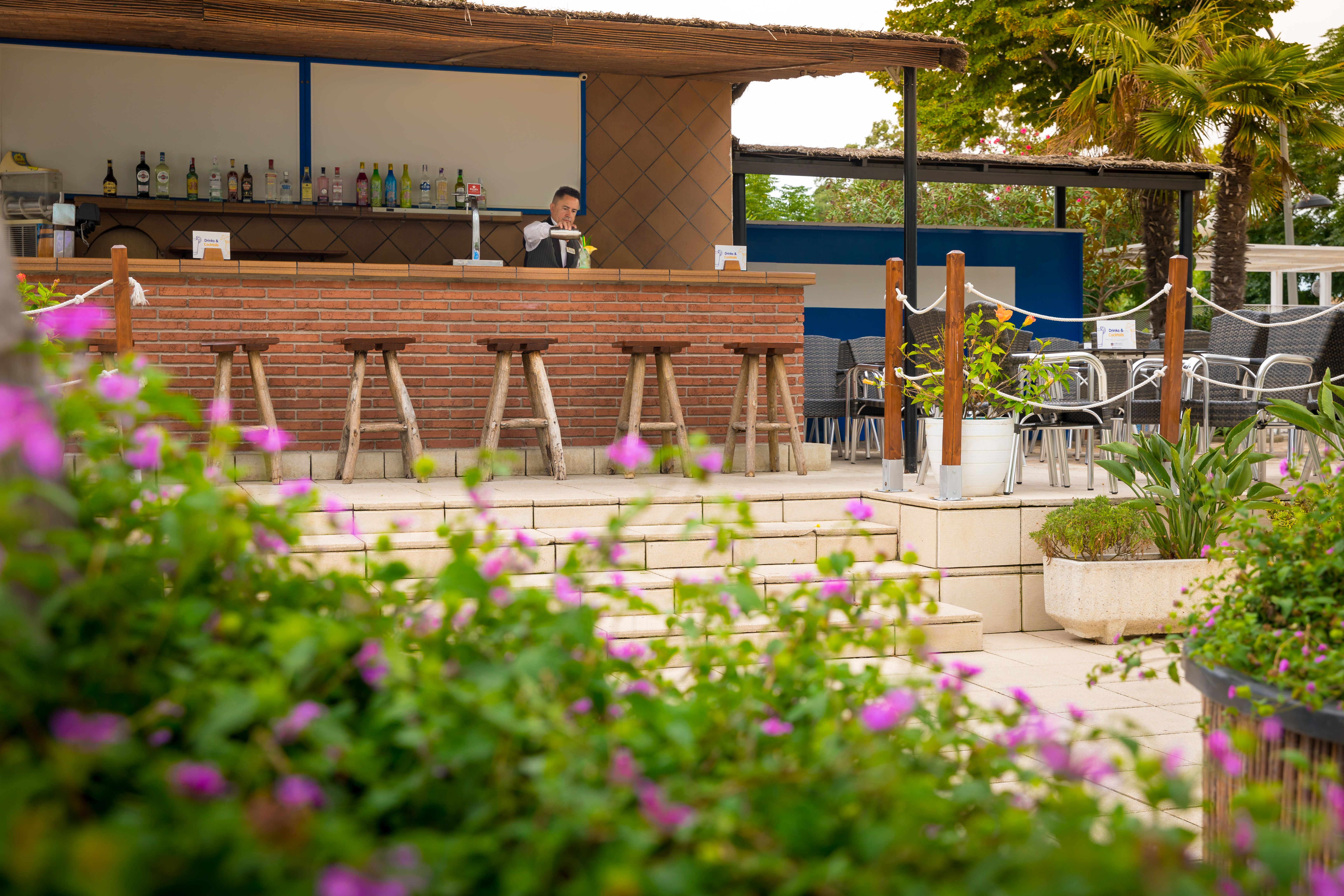 POOL BAR