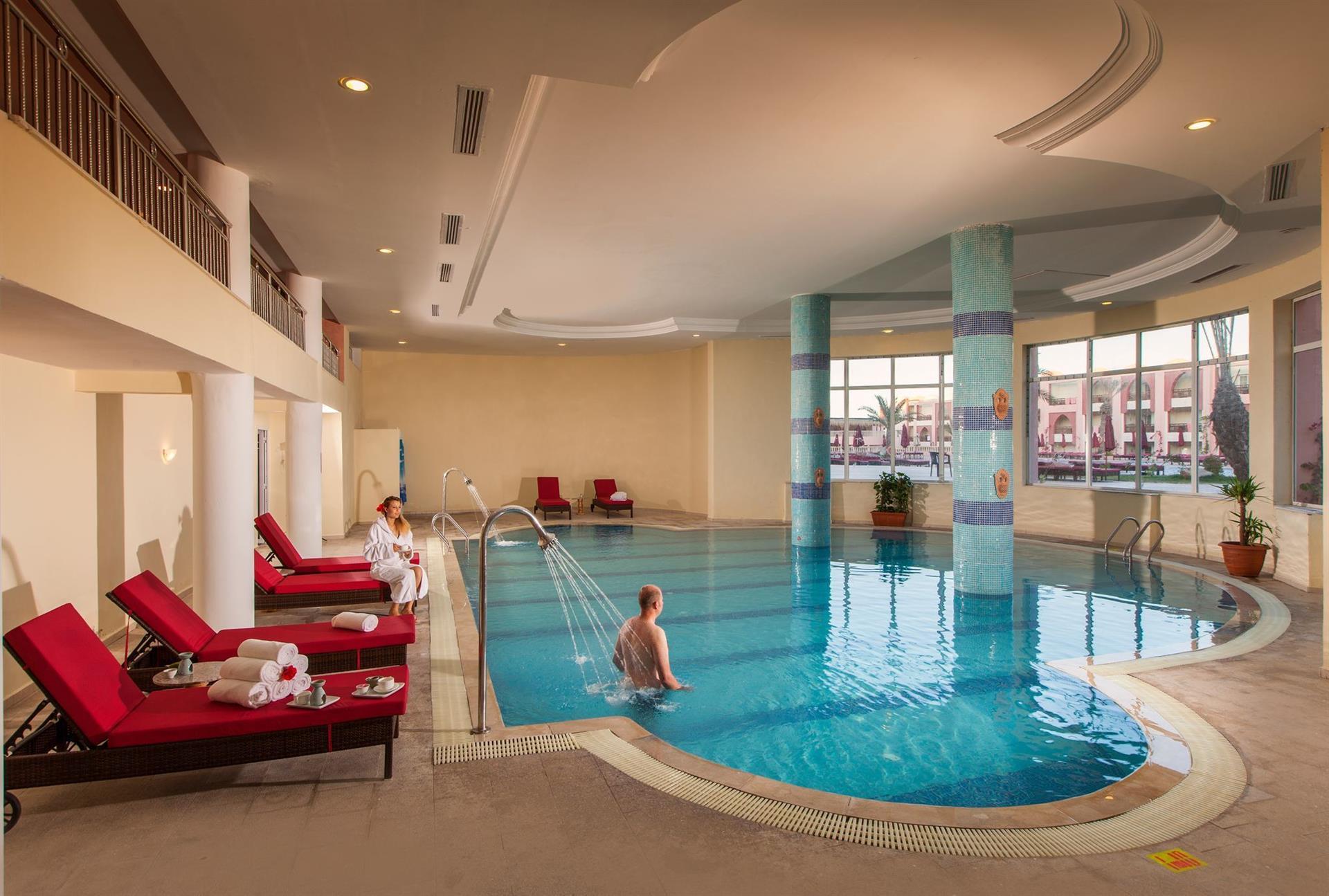 Piscină interioară