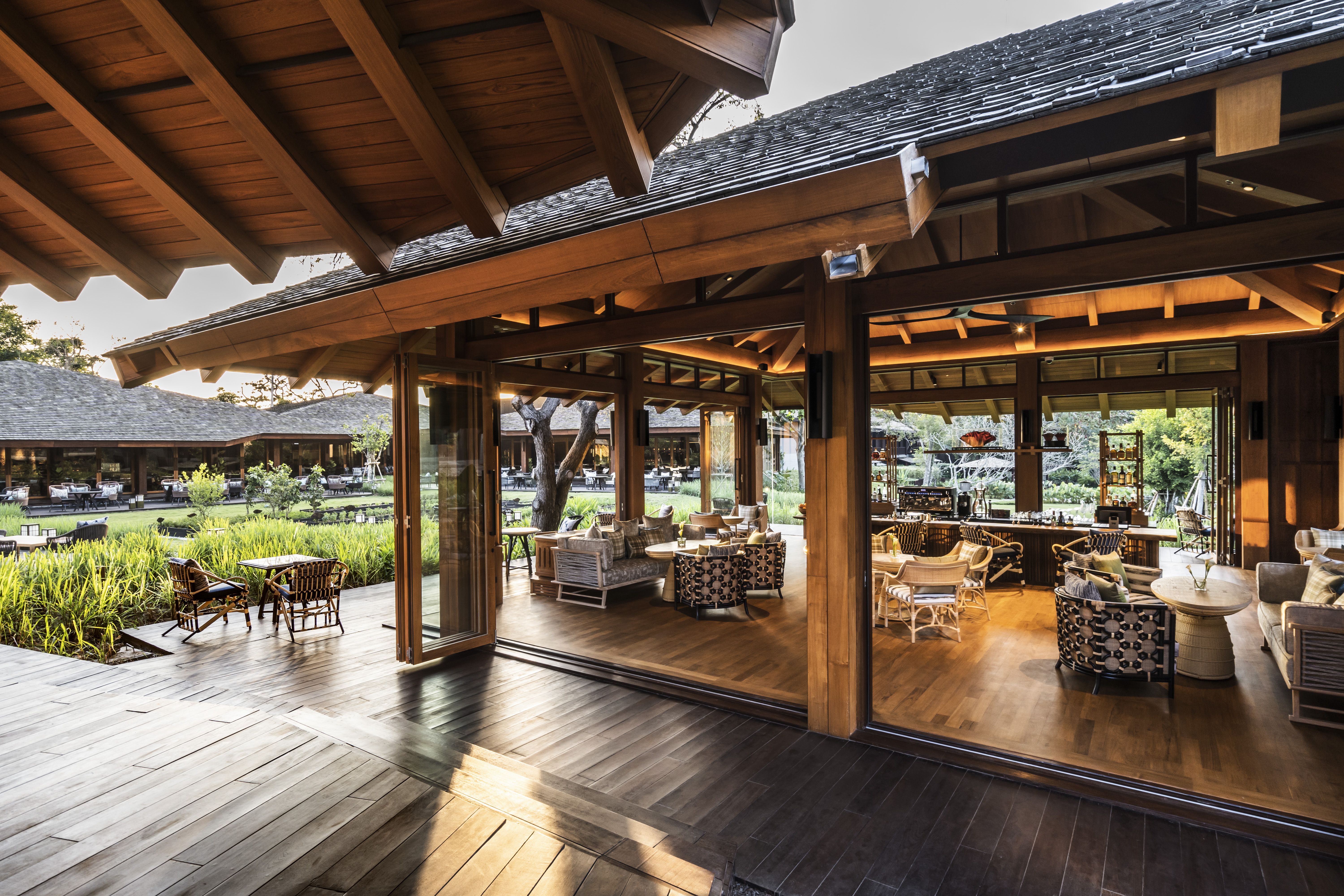 Teak Lounge 