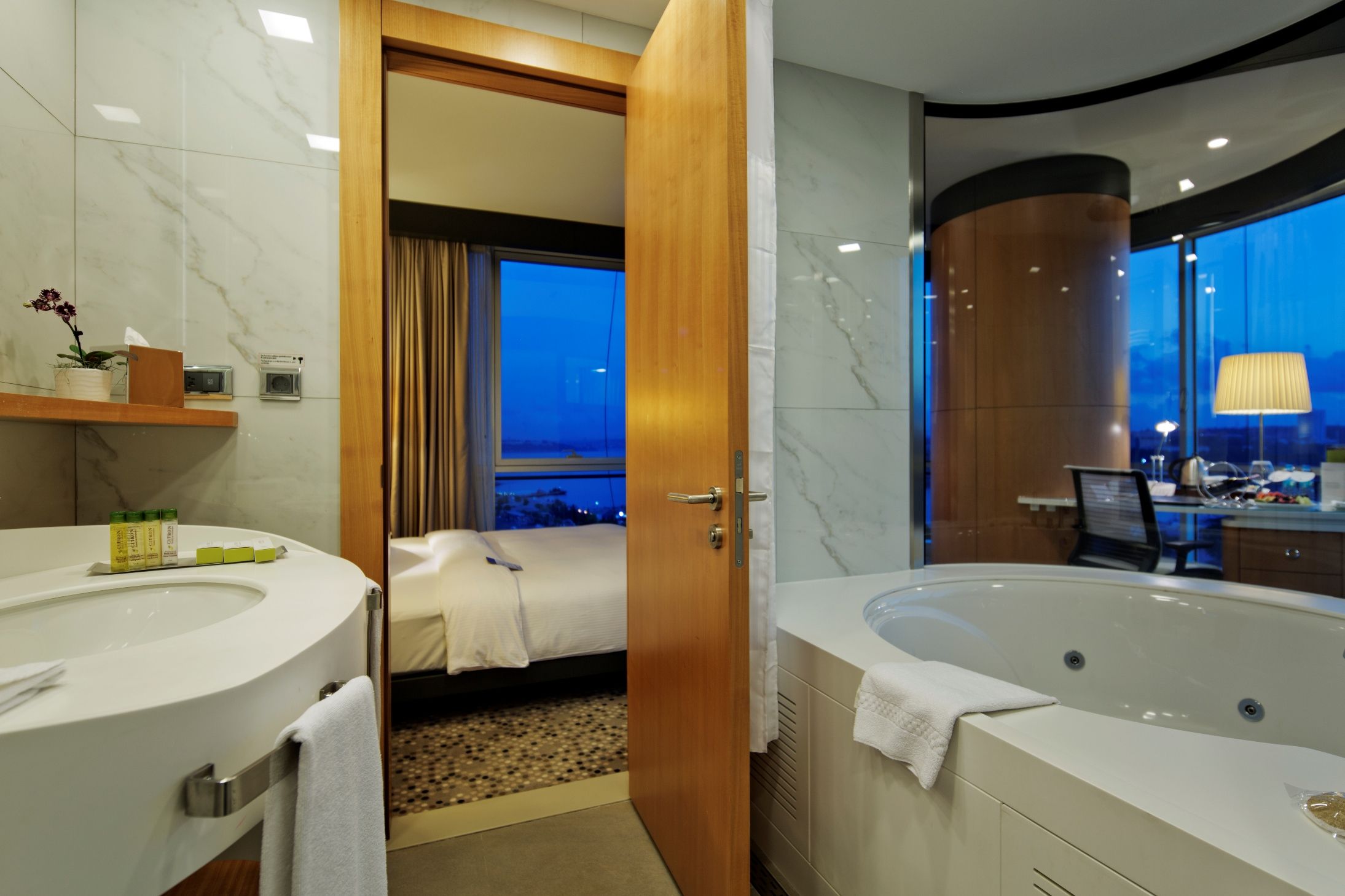 CORNER ROOM WITH SEA VIEW AND JACUZZI