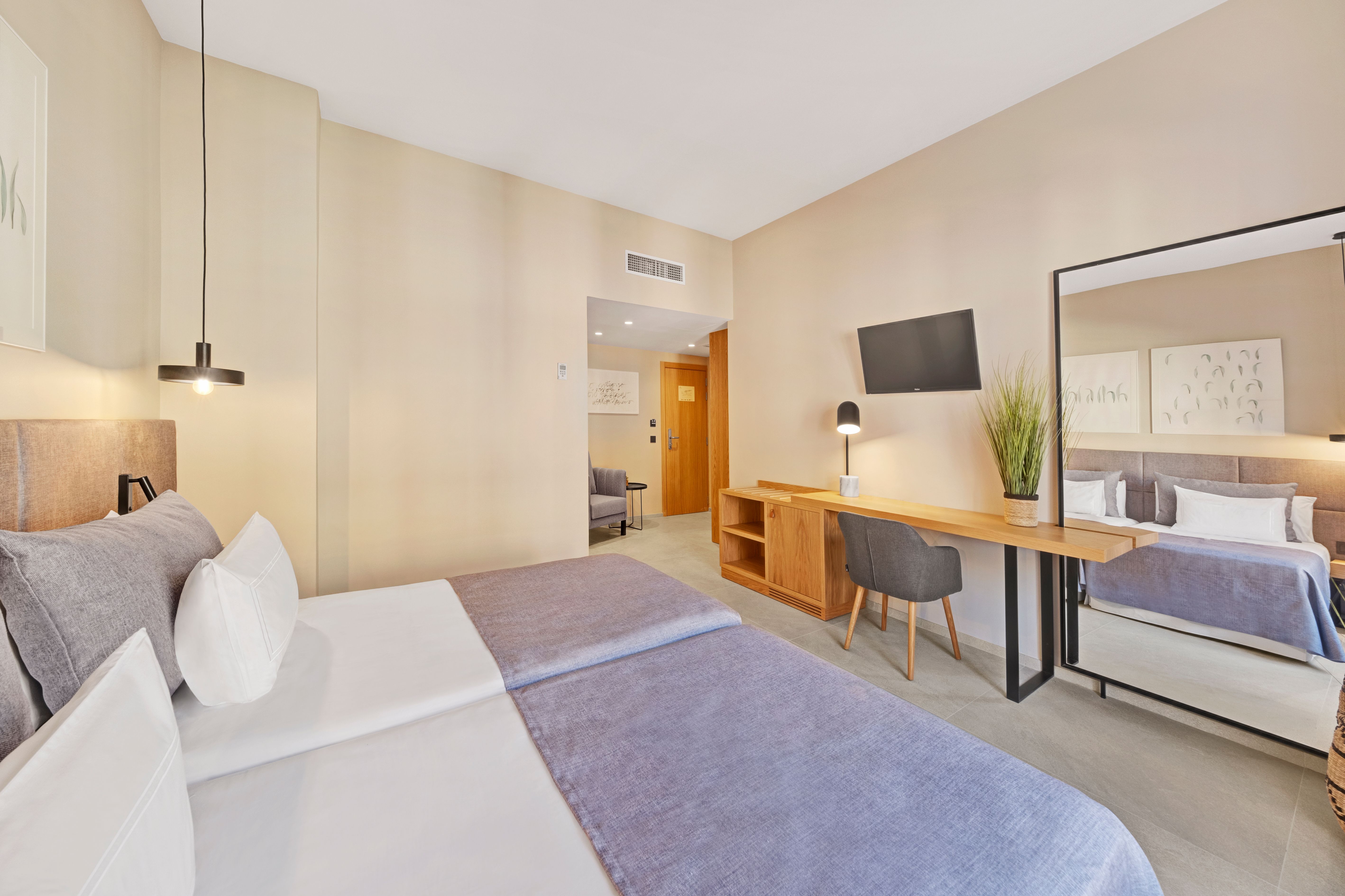DOUBLE WITH DOUBLE BED