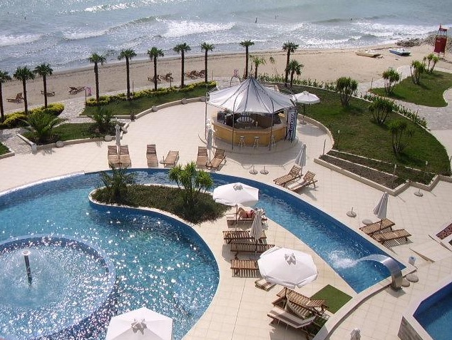 Zornitsa Sands, Sv.Vlas, exterior, piscina, mare, sezlonguri.jpg