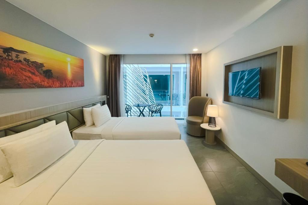Deluxe Twin Balcony Room