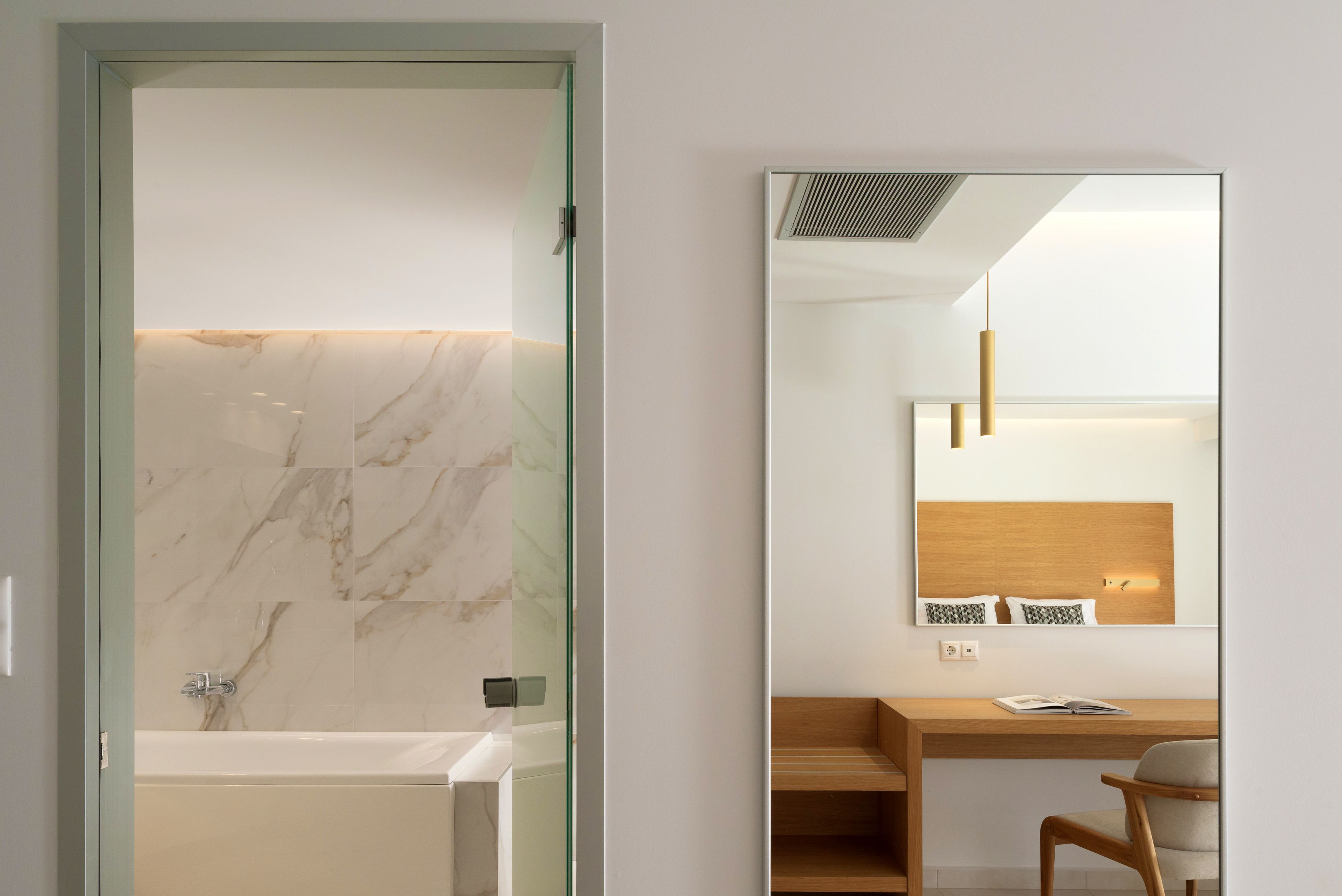 White Deluxe Suite SwimUp