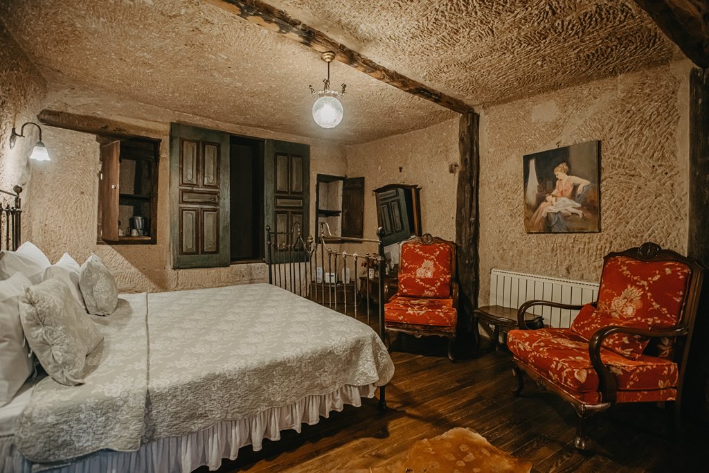 CAVE SUITE ROOM