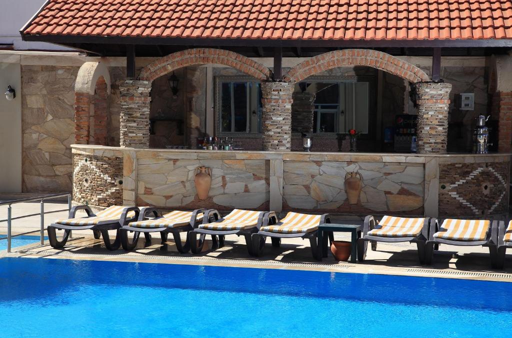 POOL BAR