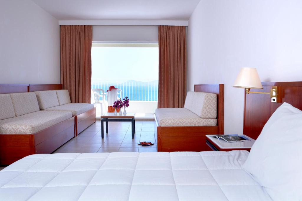 LARGE FAMILY ROOM MAIN BUILDING SEA VIEW 