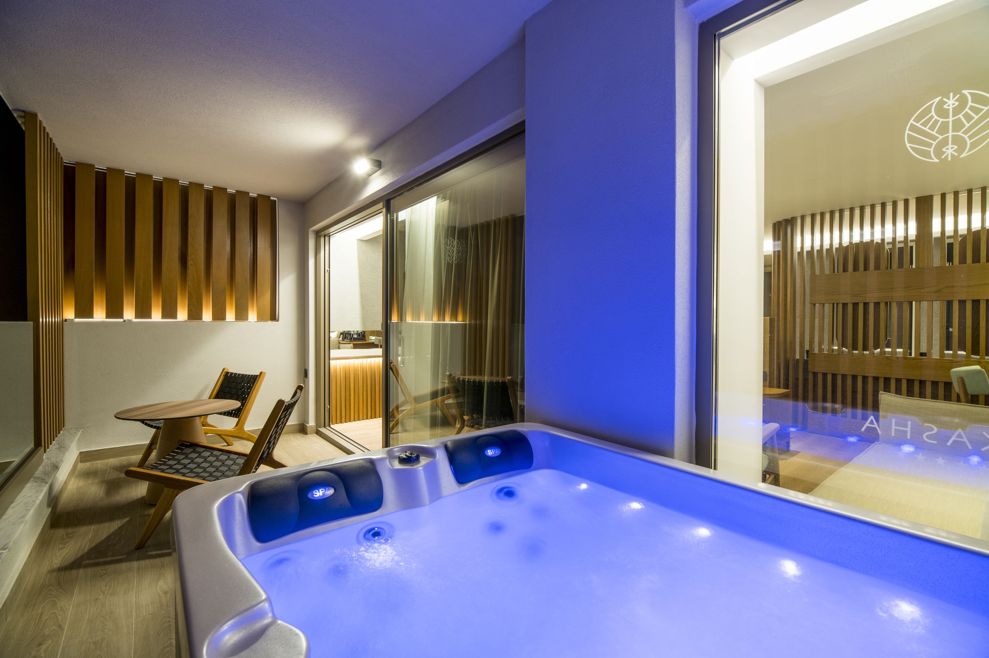 DAZZLING JUNIOR SUITE SEAVIEW-OUTDOOR JACUZZI 