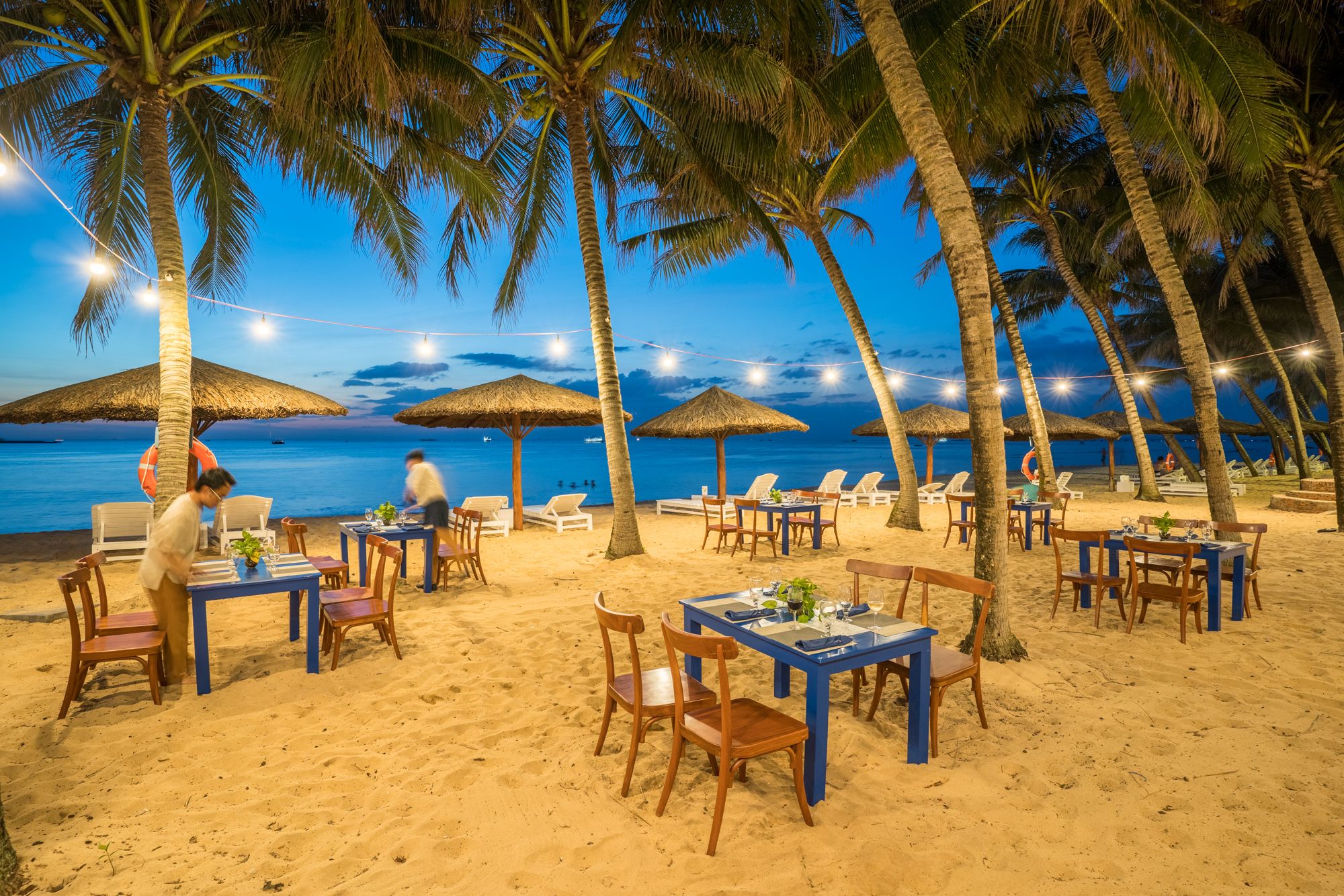 L'Azure Beach Bar