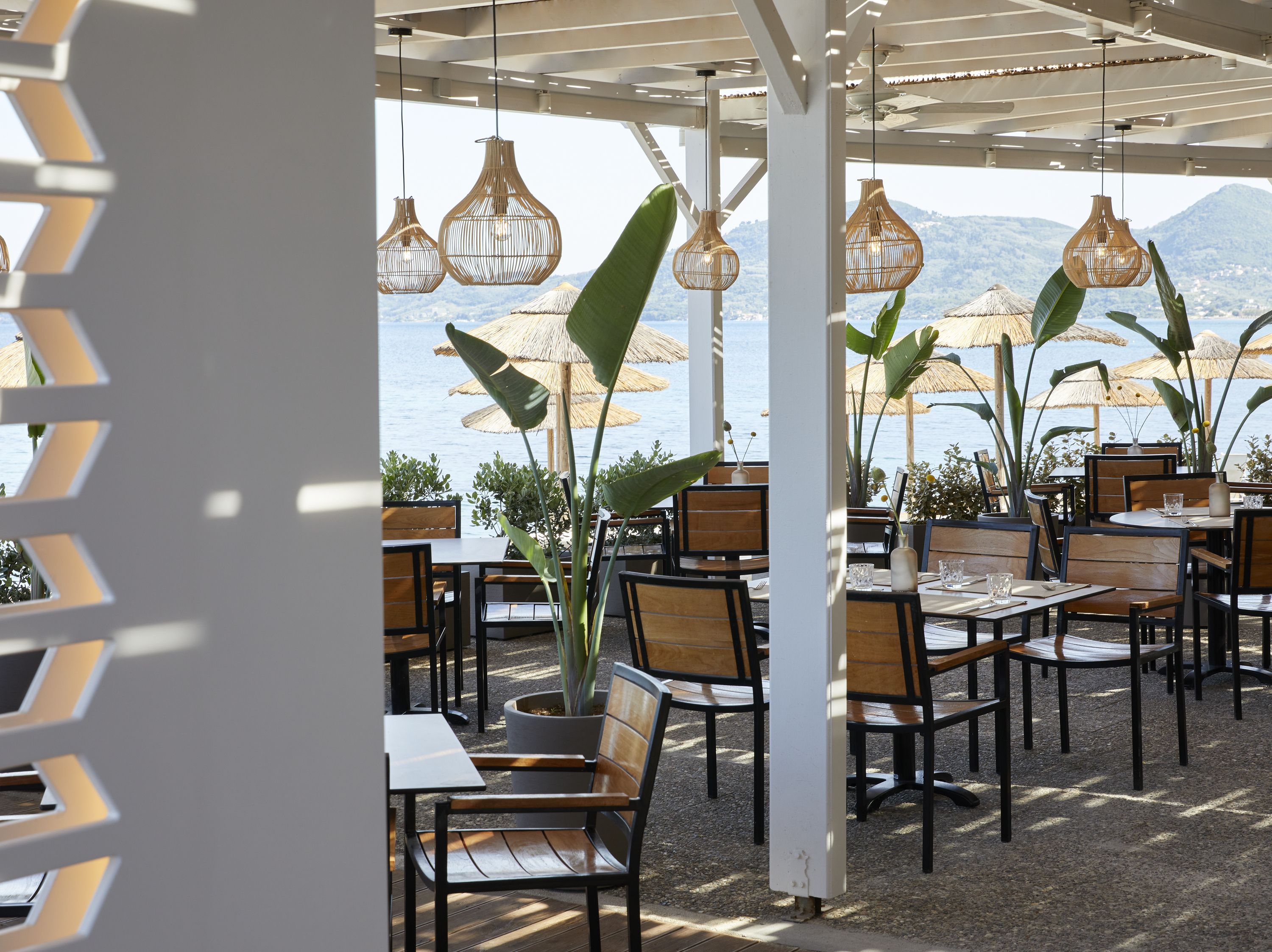 Deck Bar & Grill