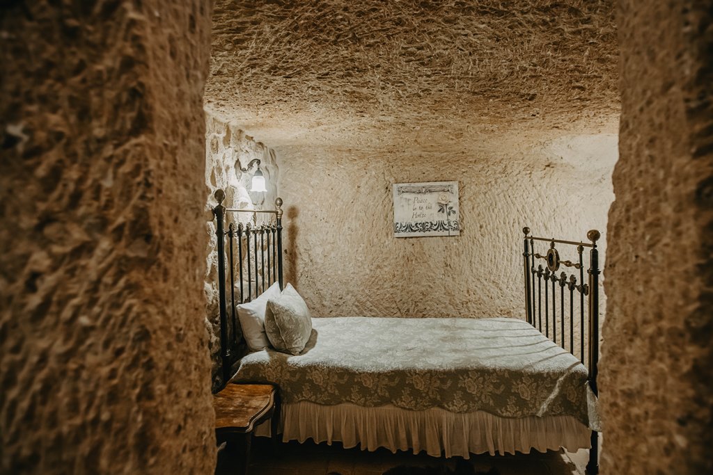 CAVE SUITE ROOM