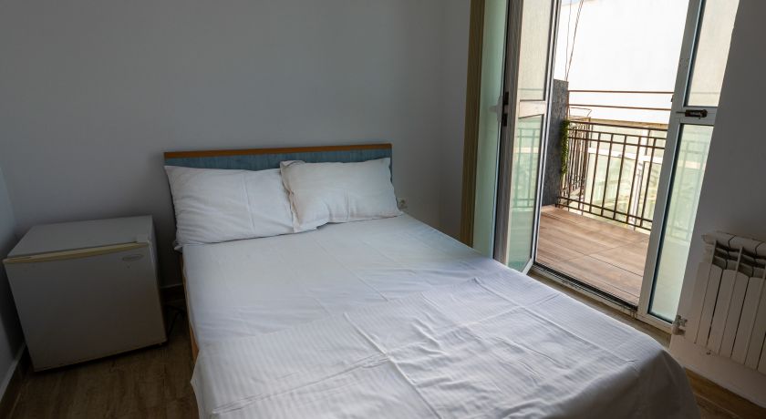 CAMERA ECONOMY 12- ETAJ 1 IN CLADIREA DIN PIATRA CU BALCON
