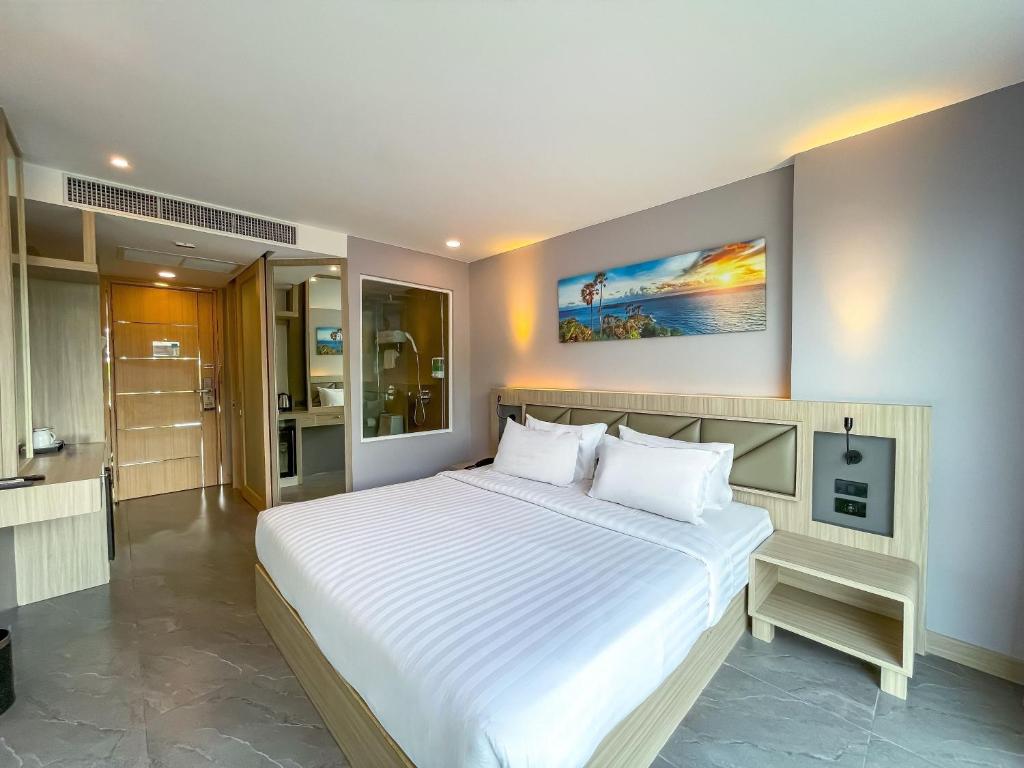 Deluxe King Balcony Room