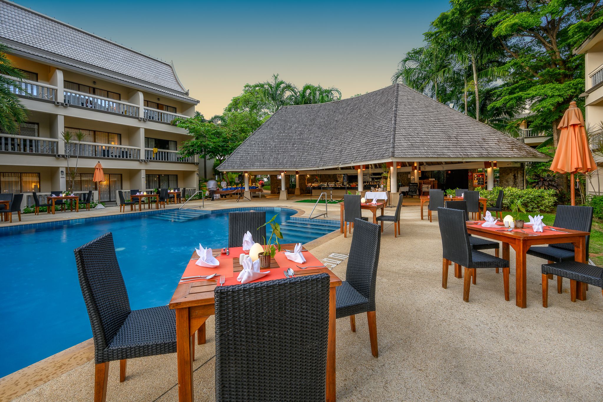 Waves Restaurant and Pool Bar