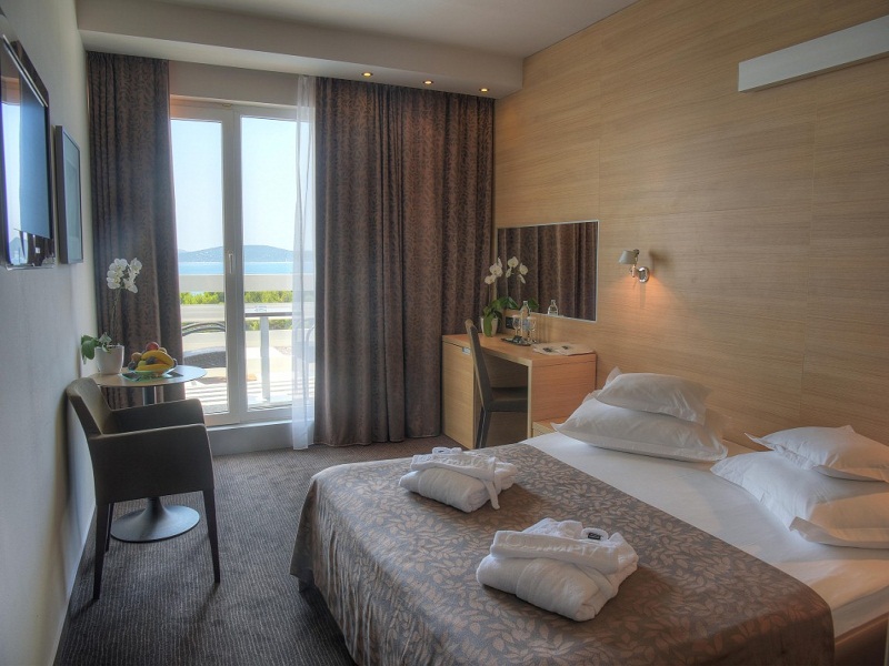 7._Superior_double_room_with_sea_view_Medium_1.jpg