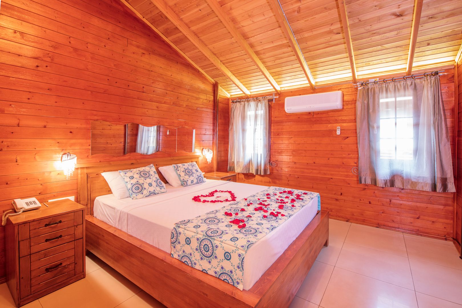 DELUXE SUIT BUNGALOW