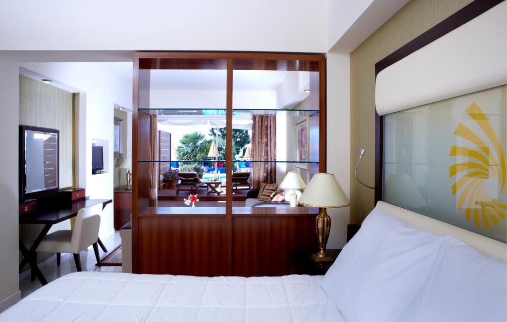 JUNIOR SUITE POOL FRONT 